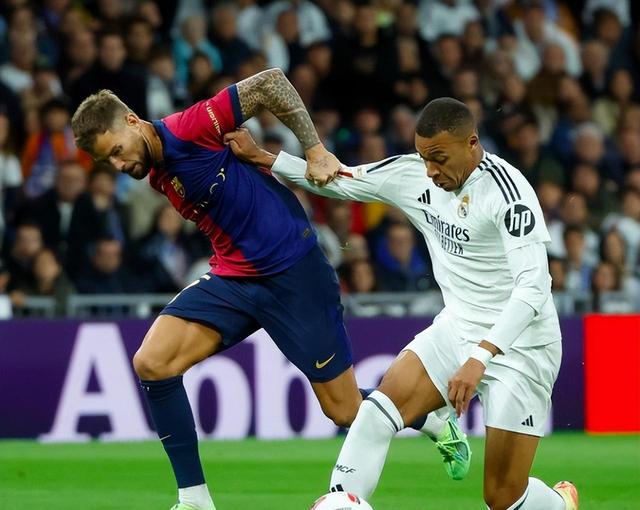 皇马主场大胜巴塞罗那,重夺西甲榜首位置 皇马主场大胜巴塞罗那,重夺西甲榜首位置