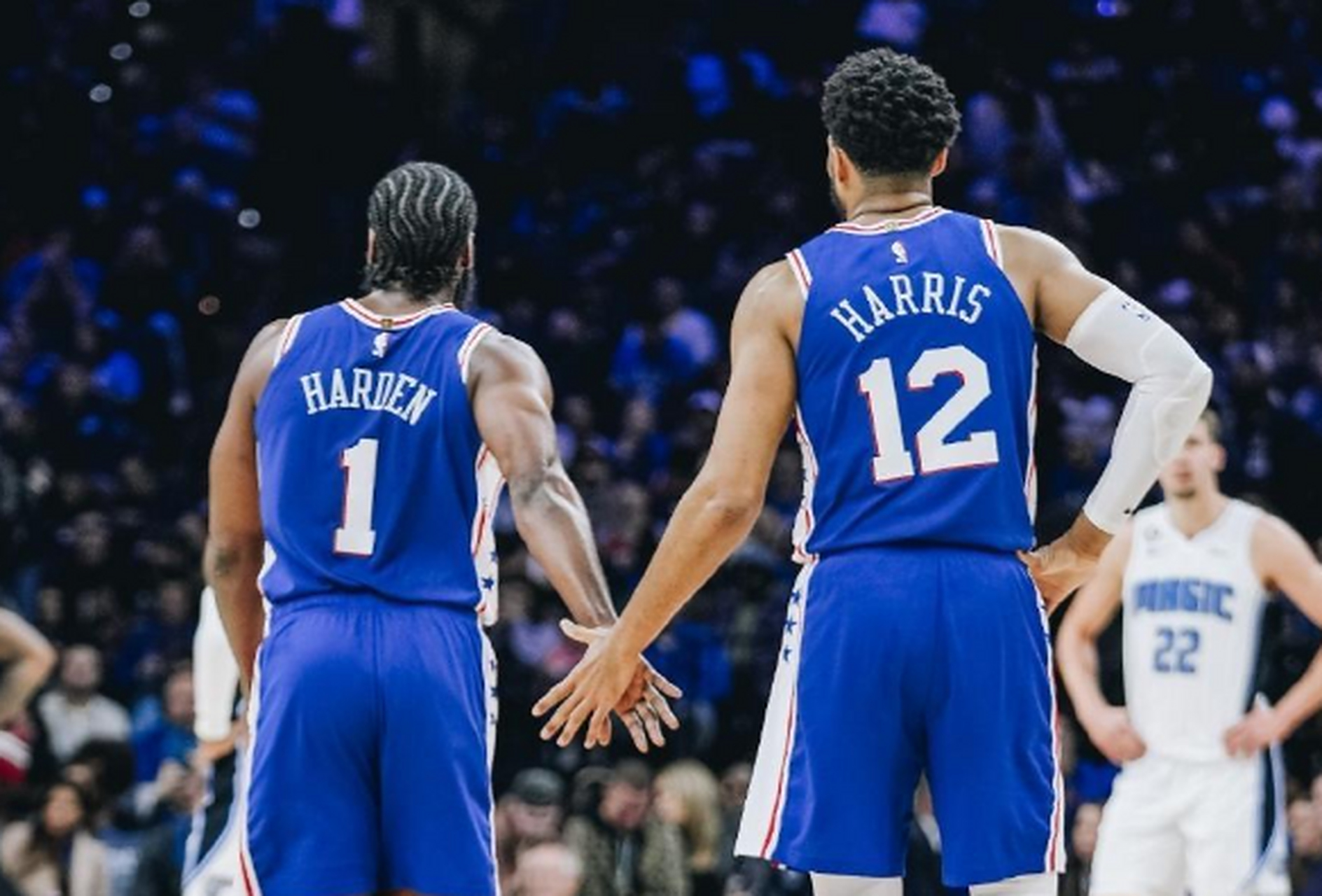 熊猫体育官方网站-雄鹿惜败老鹰，遭遇两连败