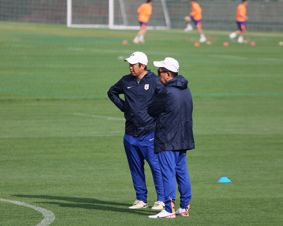 中场核心恢复训练,备战重要比赛 中场核心恢复训练,备战重要比赛