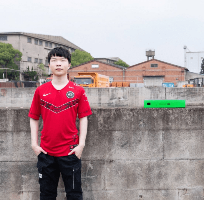 熊猫体育官方-SHR血洗TES，Scout极限生还后反打宿敌对决小组赛，留下经典瞬间的简单介绍