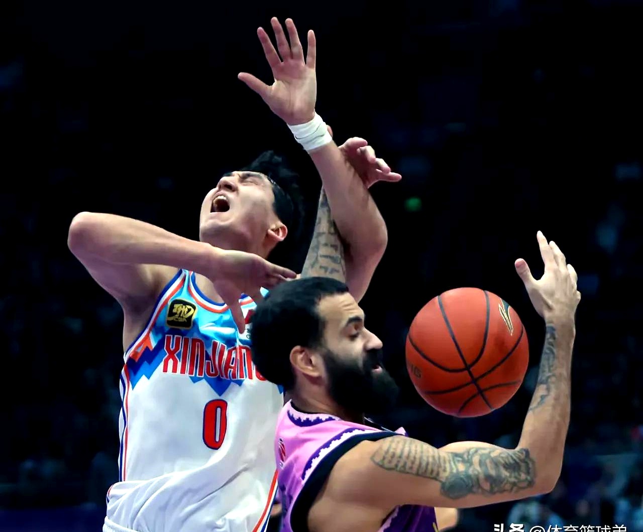 新疆队防守稳固,全力备战下一场比赛 新疆队防守稳固,全力备战下一场比赛