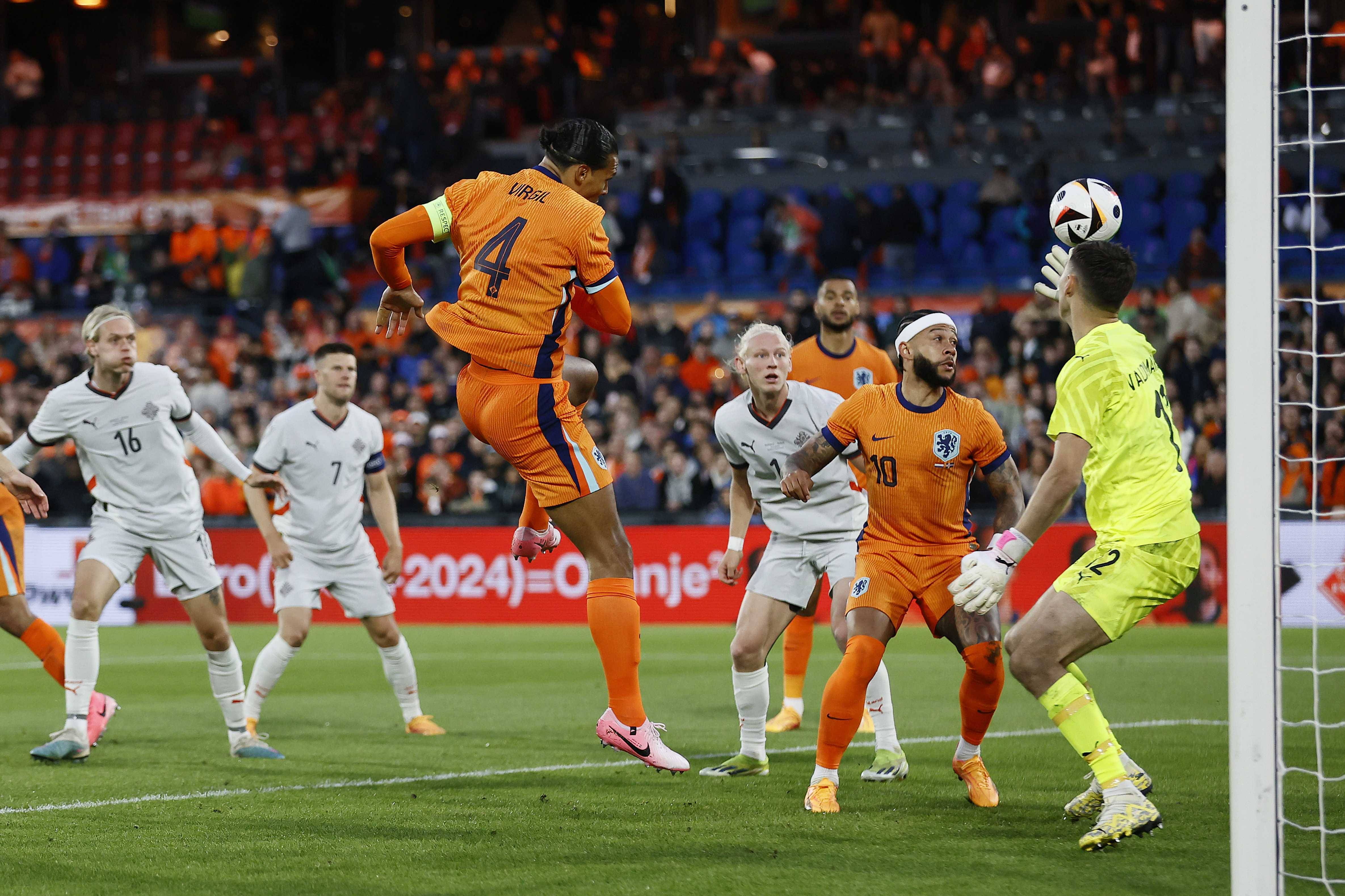 荷兰队与美国对抗，双方实力对等！